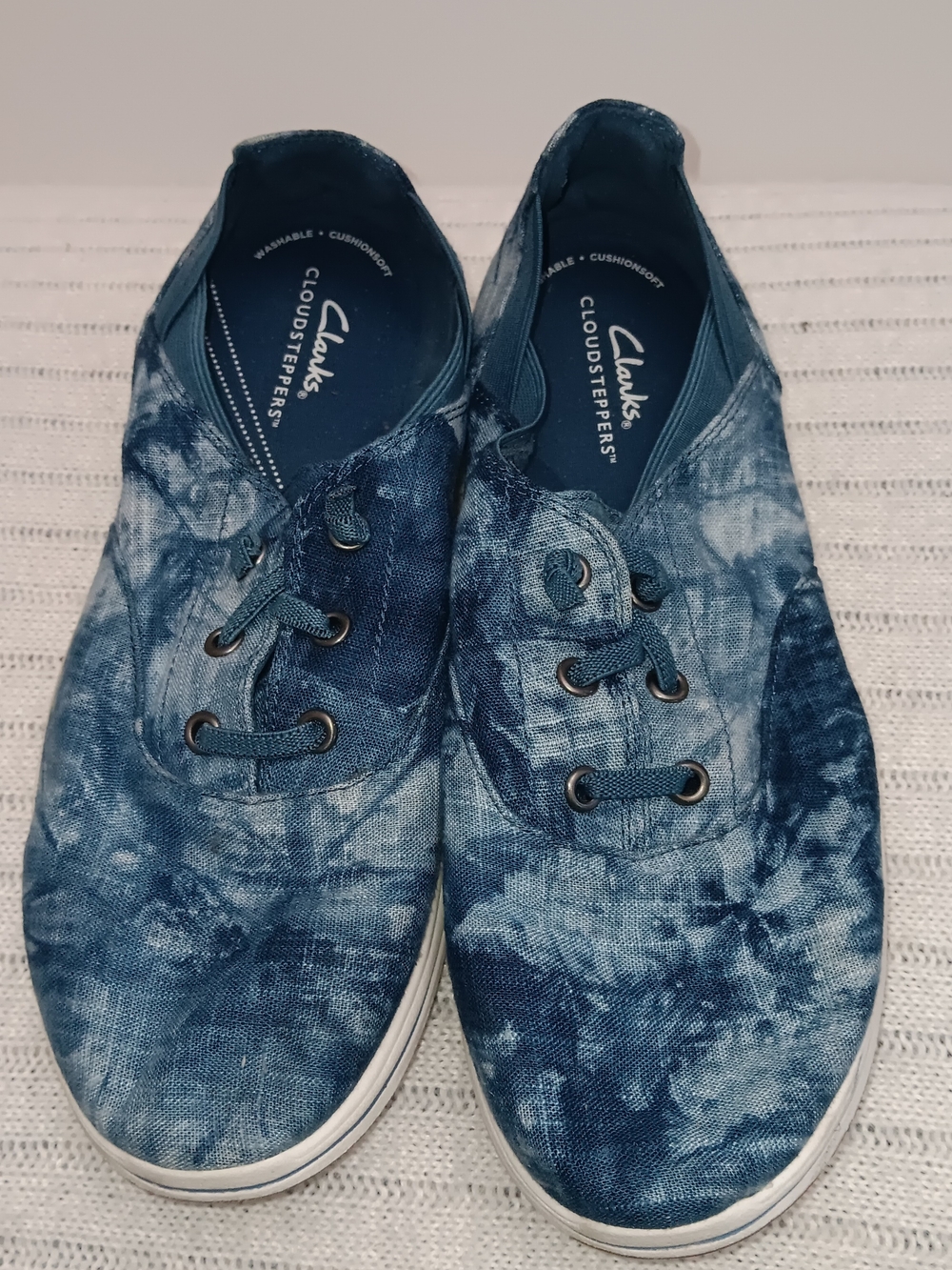 Clarks Cloudsteppers Women's Blue Tie-Dye Canvas Sneakers, Size 8.5 W
